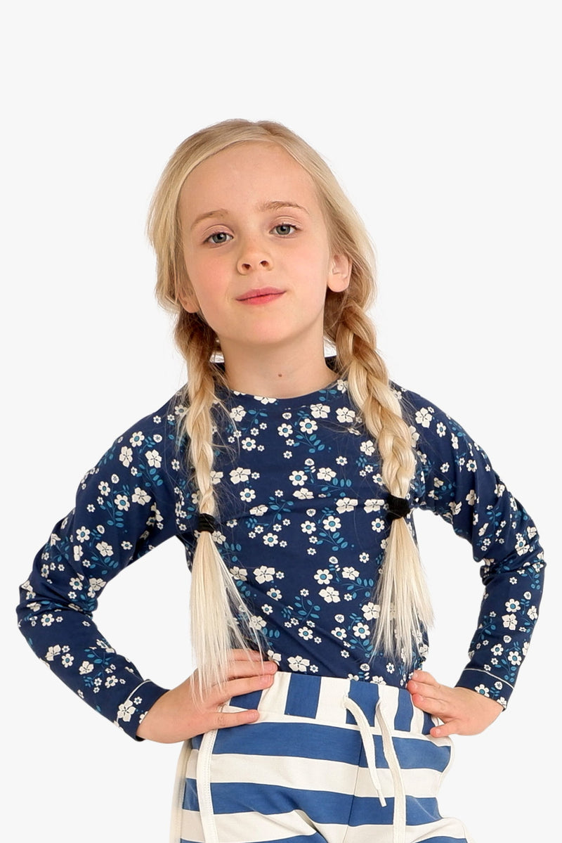 Load image into Gallery viewer, Scandinavian child wearing dark blue blouse in organic cotton
