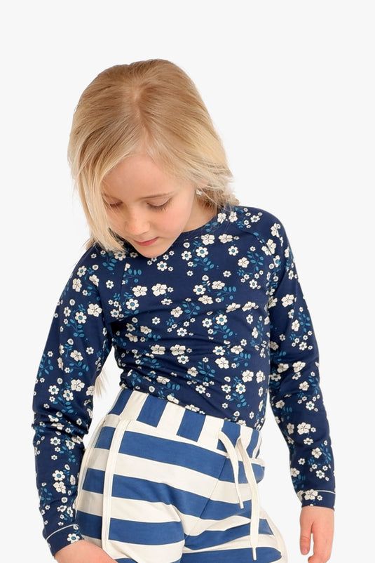 Danish girl wearing Organic t-shirt with long arms in dark blue with white flowers for children