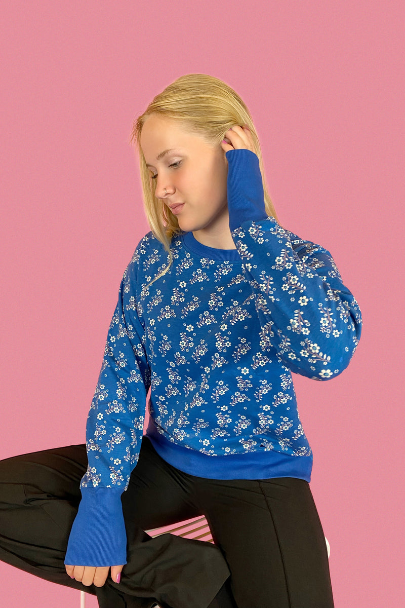 Laden Sie das Bild in Galerie -Viewer, The Sweatshirt For A Cozy Day, Mykonos Flowers
