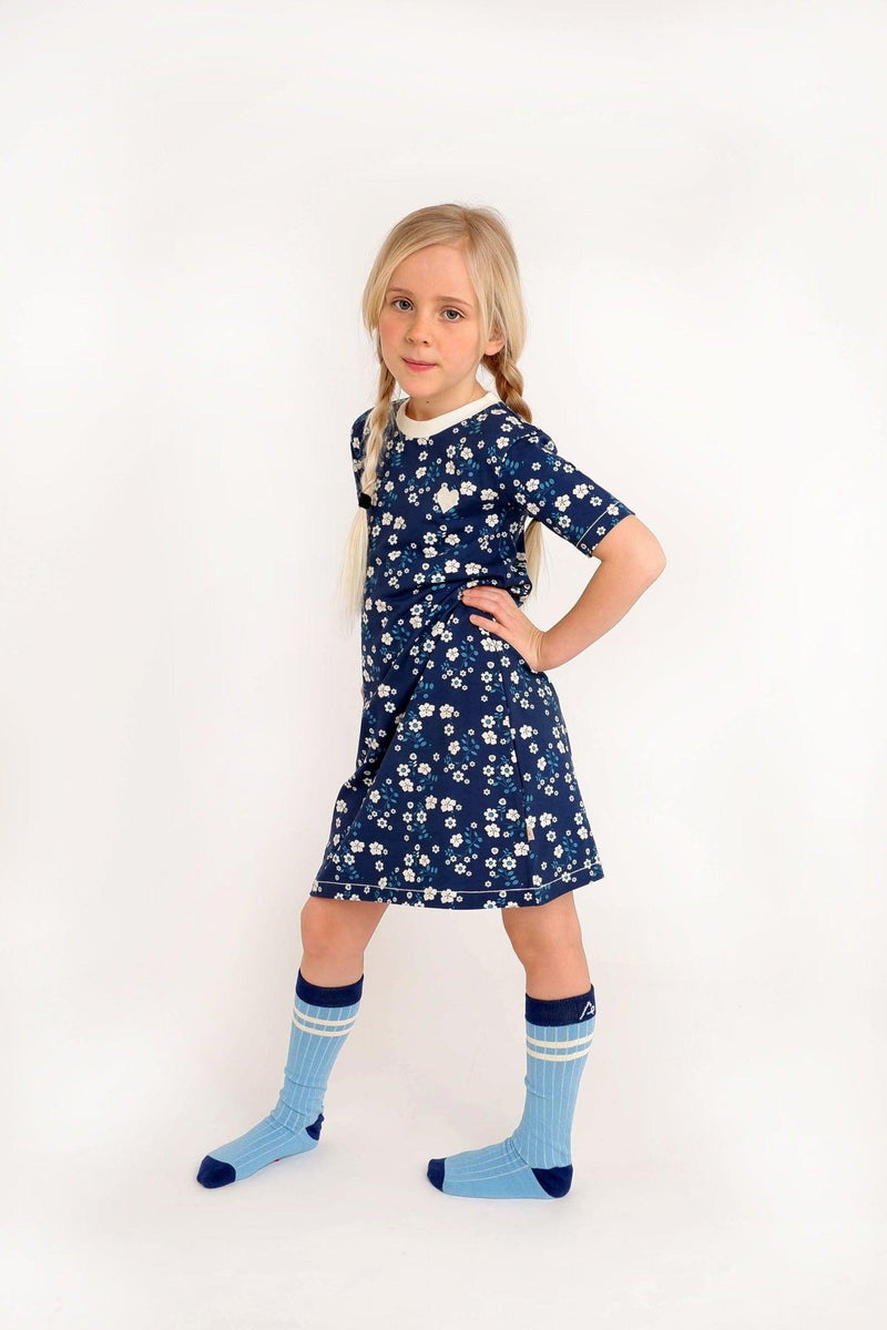 Laden Sie das Bild in Galerie -Viewer, Danish child wearing Vida Dress vida in White with Small dark blue Strawberry Flowers by Albaofdenmark
