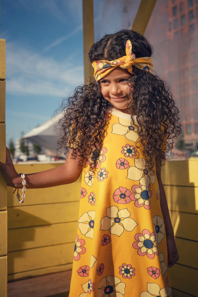 Load image into Gallery viewer, Danish girl wearing a Retro yellow dress in organic cotton and big flowers
