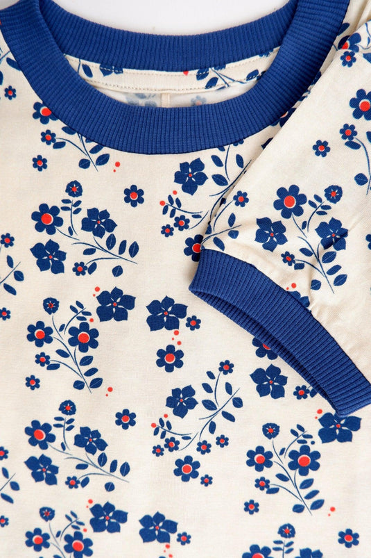 front detail of short sleeve white and blue t-shirt in organic cotton 