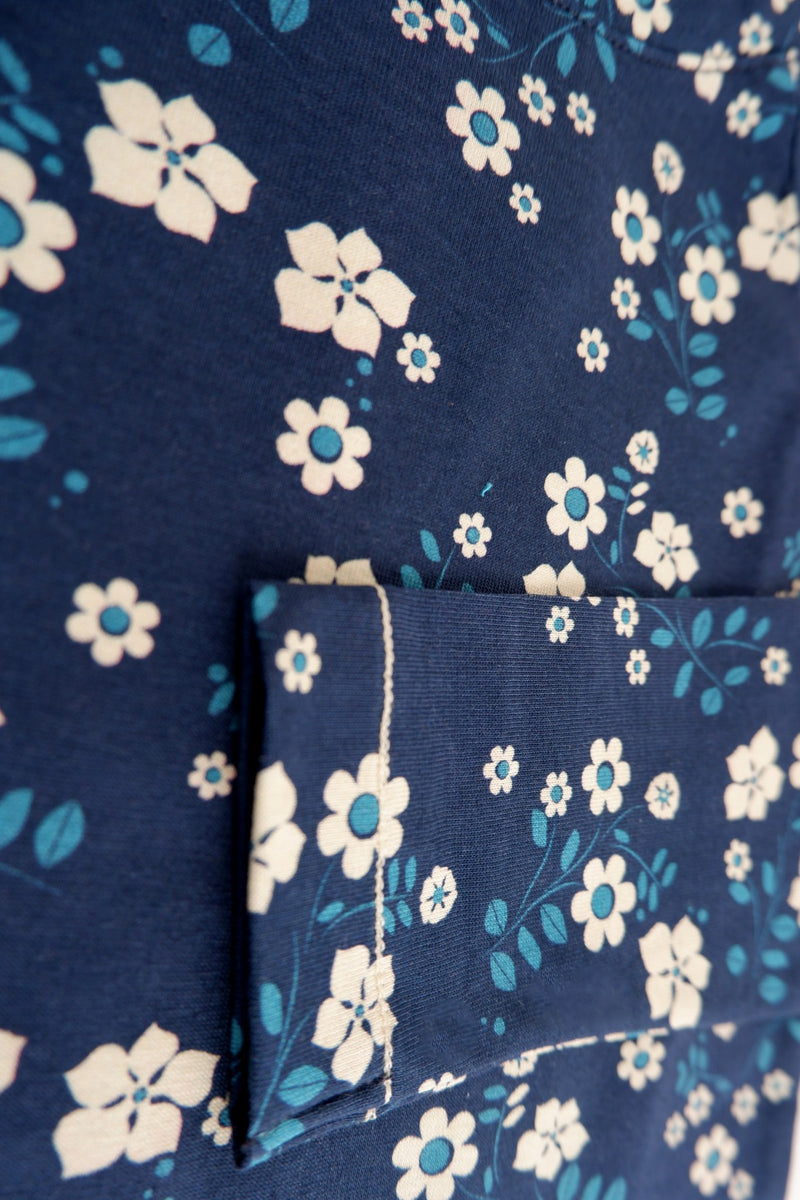 Laden Sie das Bild in Galerie -Viewer, Detail of Organic t-shirt with long arms in dark blue with white flowers for kids
