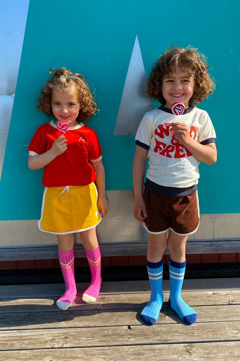 Laden Sie das Bild in Galerie -Viewer, Children wearing Retro T-shirt made with orange red organic Terry 

