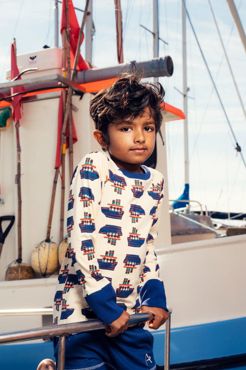 Laden Sie das Bild in Galerie -Viewer, retro t-shirt for kids in organic and sustainable cotton with boats

