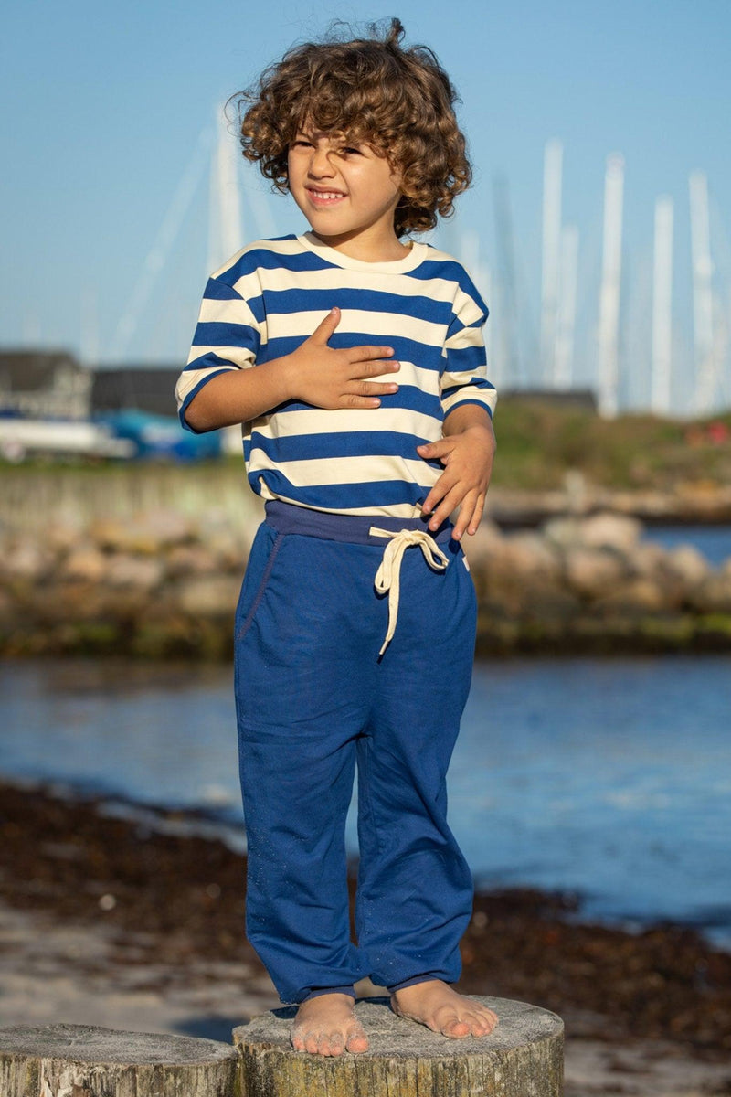 Laden Sie das Bild in Galerie -Viewer, Child wearing sailor breton blue stripes t-shirt for children in organic cotton 
