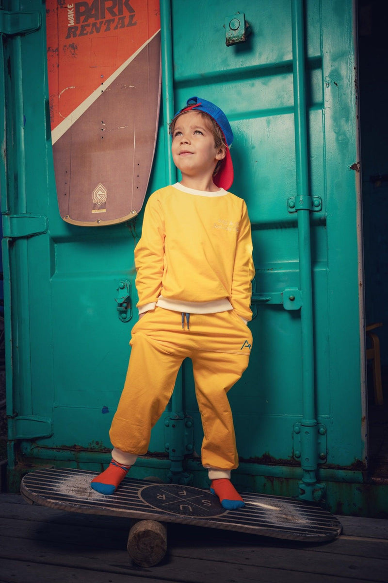 Laden Sie das Bild in Galerie -Viewer, Boy wearing yellow Sweat Pants made with Organic fabric
