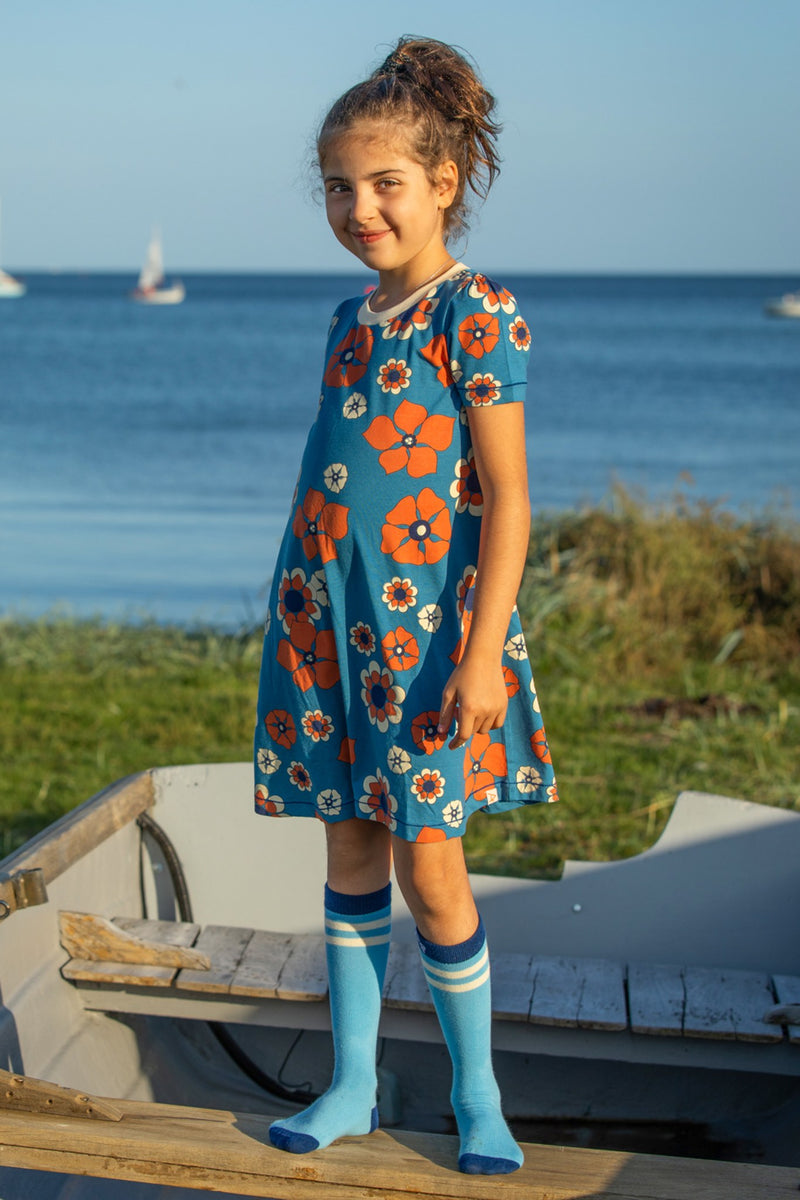 Load image into Gallery viewer, Danish girl wearing a Retro blue dress in organic cotton and big orange flowers

