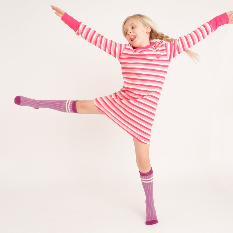 Laden Sie das Bild in Galerie -Viewer, Scandinavian children clothes retro looking dress in pink
