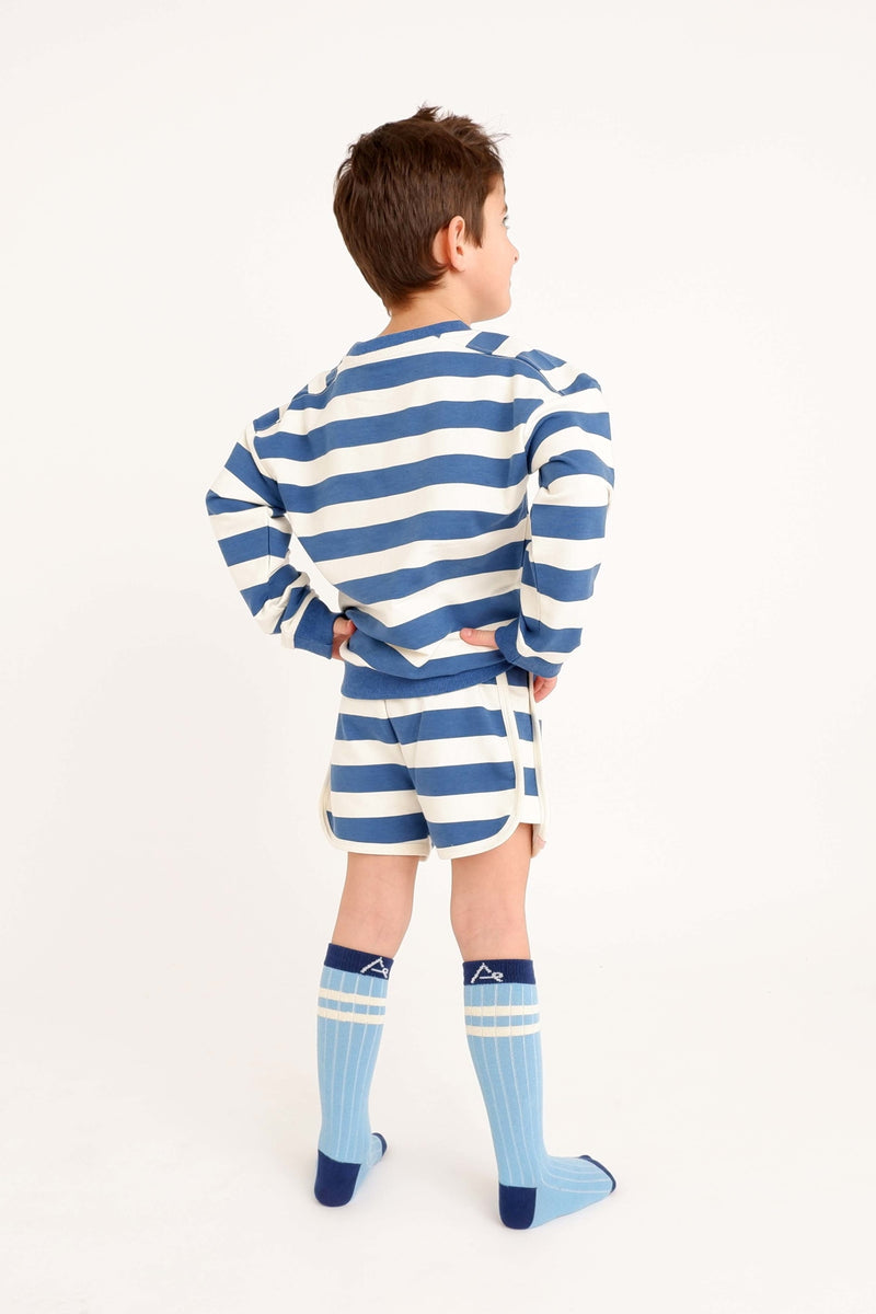 Laden Sie das Bild in Galerie -Viewer, Danish kid wearing a breton stripe blue sweatshirt in organic cotton for kids
