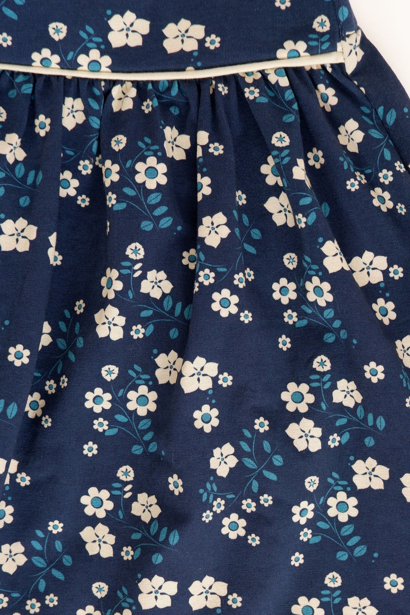 Laden Sie das Bild in Galerie -Viewer, Detail of Organic cotton skirt in dark blue with small white flowers for girls
