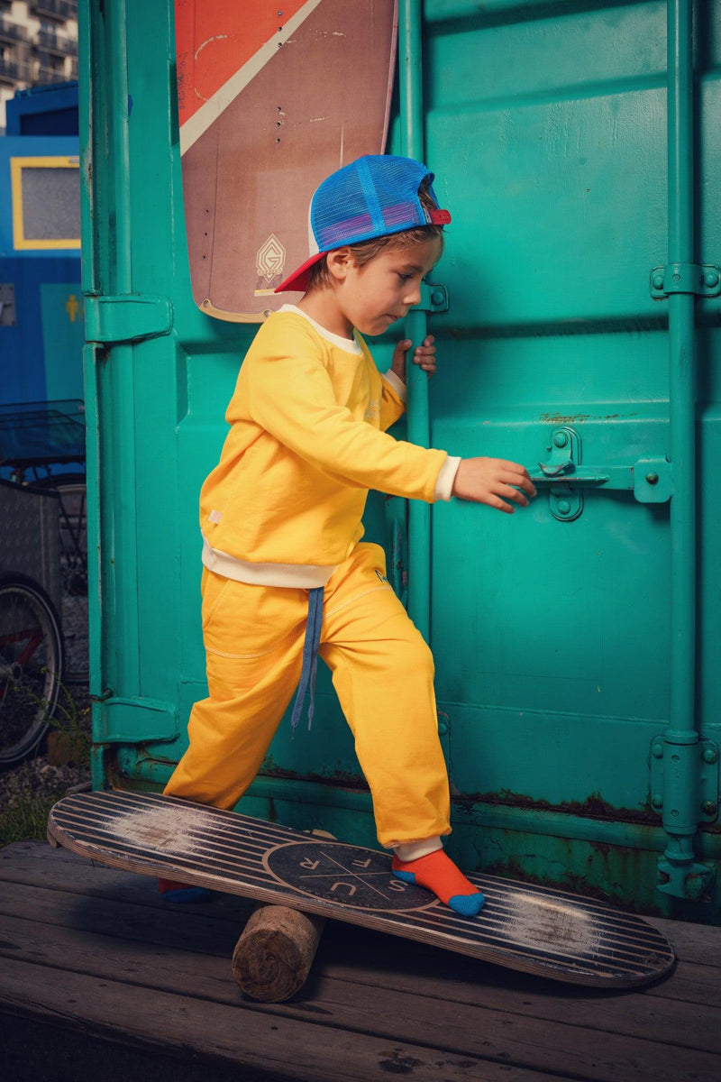 Laden Sie das Bild in Galerie -Viewer, Danish child wearing Sweat Pants in yellow made with Organic fabric

