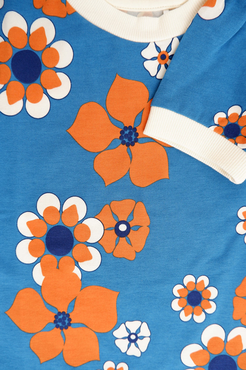 Laden Sie das Bild in Galerie -Viewer, Detail of Retro blue blouse in organic cotton and big orange flowers
