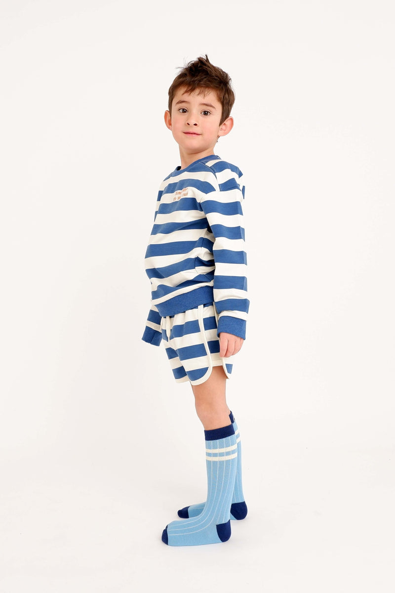 Laden Sie das Bild in Galerie -Viewer, Child wearing a breton stripe blue sweatshirt in organic cotton for kids
