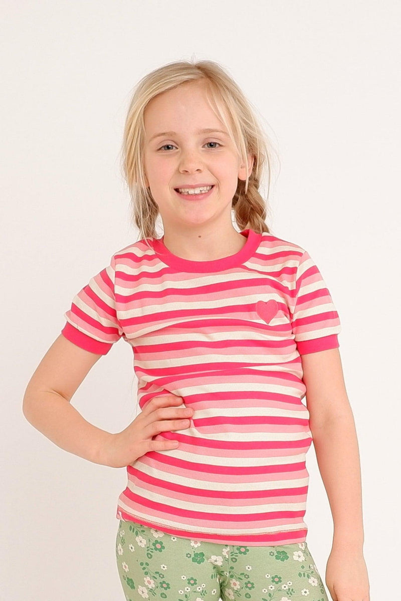 Laden Sie das Bild in Galerie -Viewer, Girl wearing a short sleeve ribbed t-shirt in organic cotton and pink stripes
