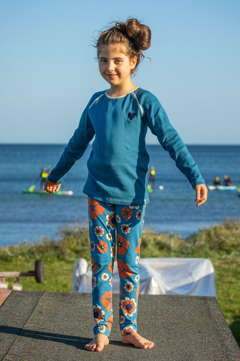 Load image into Gallery viewer, girl wearing a blue organic cotton leggins with retro look for children by albaofdenmark
