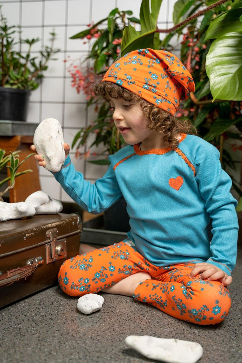 Load image into Gallery viewer, Small DAnish child wearing HANIELLA leggings in orange organic cotton for children
