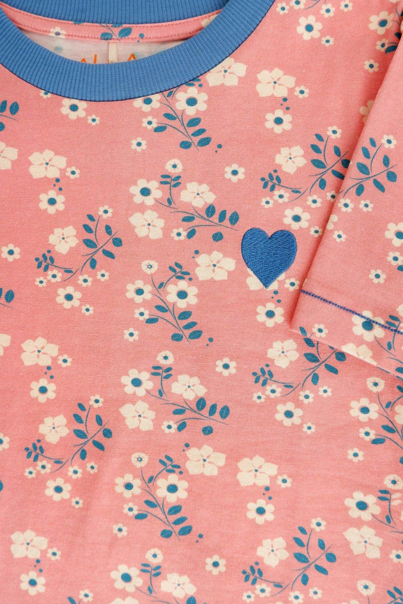 Laden Sie das Bild in Galerie -Viewer, Front detail Girls summer dress in pink organic cotton and flowers
