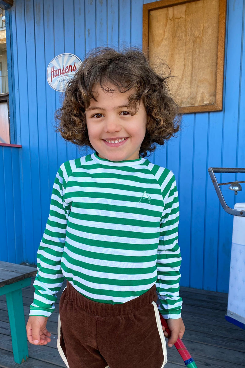 Laden Sie das Bild in Galerie -Viewer, Girl wearing Organic t-shirt with long arms in green breton stripes
