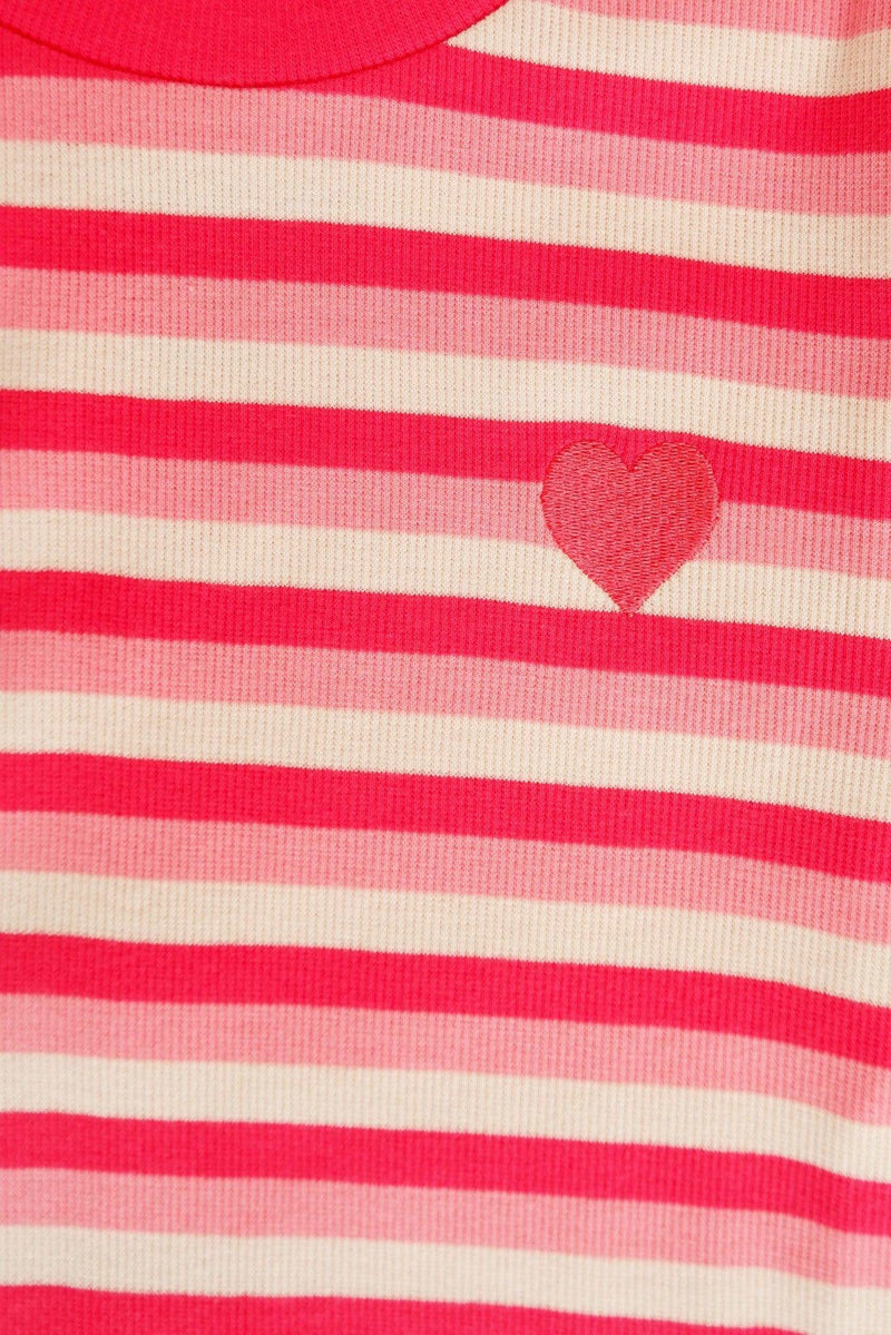 Laden Sie das Bild in Galerie -Viewer, front detail of short sleeve ribbed t-shirt in organic cotton and pink stripes by albaofdenmark
